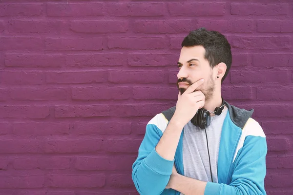 Uomo latino ascoltare musica con le cuffie . — Foto Stock