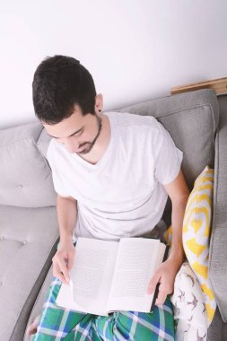 Genç adam çalışıyor..