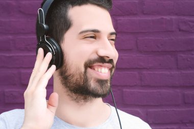 Latince adam kulaklık ile müzik dinleme.