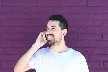 Latince adam telefonda konuşurken