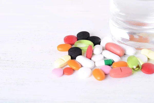 Comprimidos e comprimidos. Conceito de saúde . — Fotografia de Stock