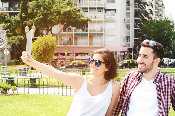 Casal a tomar selfie com comprimido . — Fotografia de Stock