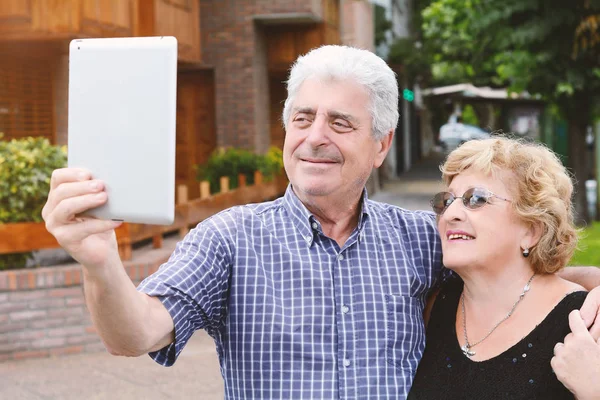 Old couple taking selfie with tablet. — Stock Photo, Image