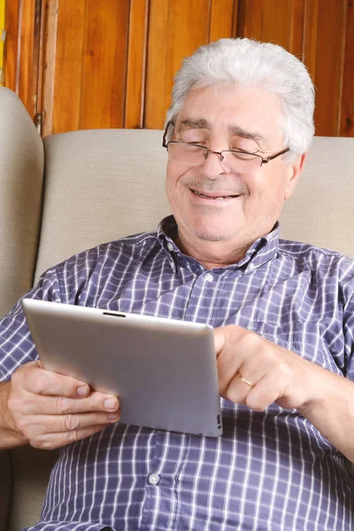 Hombre viejo usando tableta . — Foto de Stock