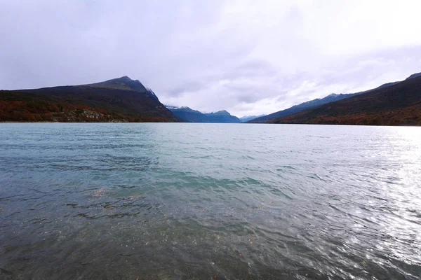 View of a beautiful mountain lake with cloudy sky. — Stock Photo, Image