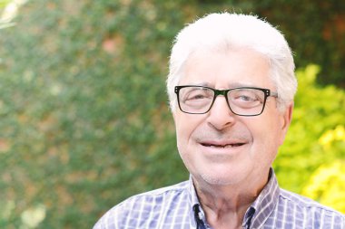 Dışında oturan yaşlı bir adam.