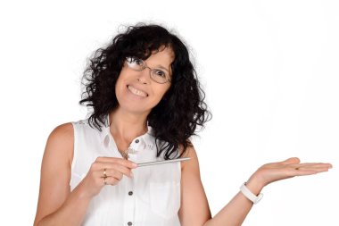 bir avuç içinde gösterilen kadın.