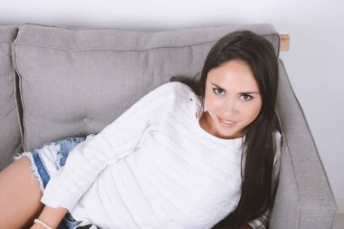 Kanepede uzanan kadın.