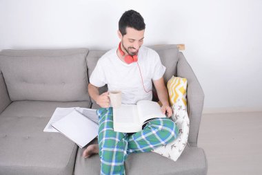 Genç adam çalışıyor..