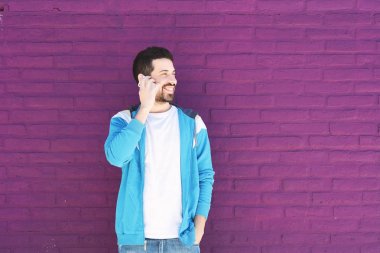 Latince adam telefonda konuşurken