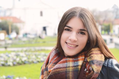 Açık havada bir genç kadın yakın çekim.