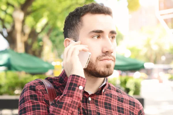 Latin man talking on the phone. — Stock Photo, Image