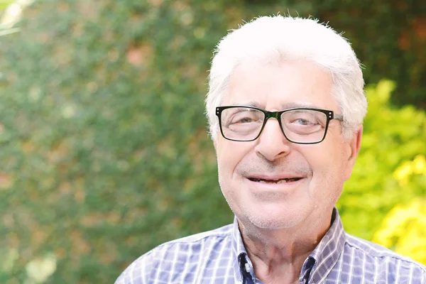 Dışında oturan yaşlı bir adam.