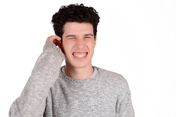 Adam kulaklarını kapatıyor..