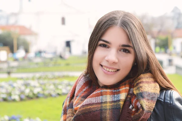 Açık havada bir genç kadın yakın çekim.