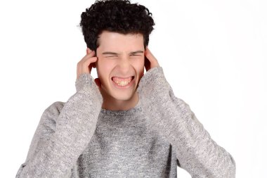 Adam kulaklarını kapatıyor..