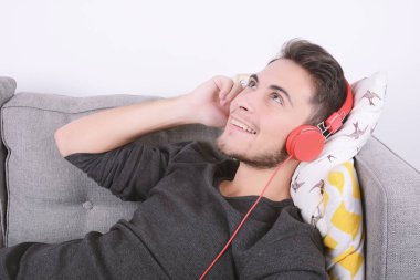 adam kanepede müzik dinleme.