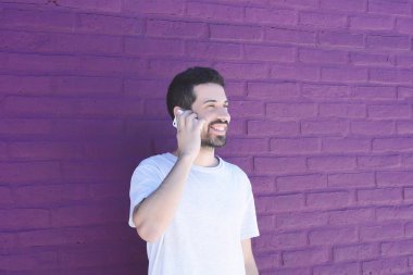 Latince adam telefonda konuşurken