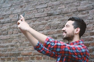 Mutlu genç adam bir selfie alarak.