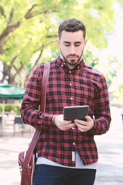 Latin delikanlı tablet kullanma