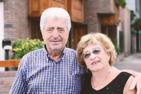 An elderly couple outdoors. — Stock Photo, Image