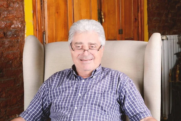 koltukta oturan yaşlı adam.