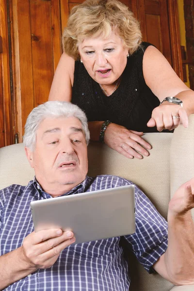 Casal velho usando tablet . — Fotografia de Stock