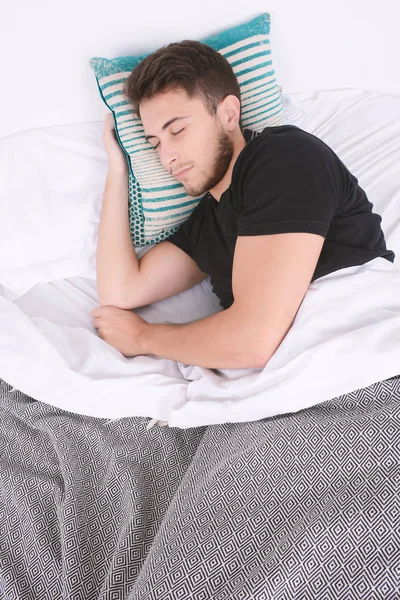 Mann schläft auf Bett. — Stockfoto