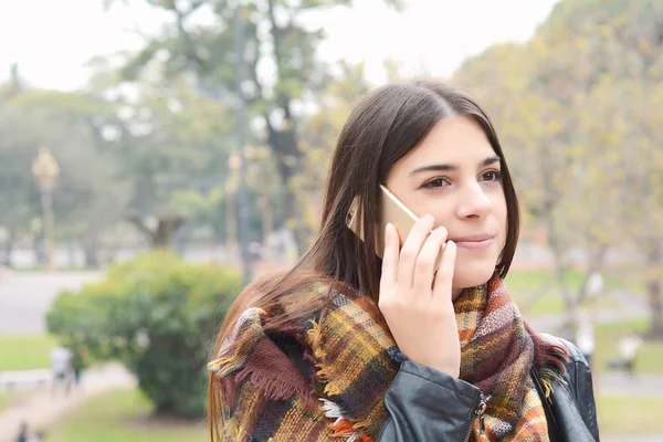 Primo piano di una giovane donna che parla al telefono . — Foto Stock