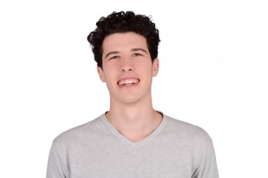 Genç latin adam yakın çekim.