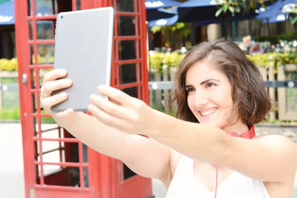 Νεαρή γυναίκα λήψη selfie με το tablet. — Φωτογραφία Αρχείου