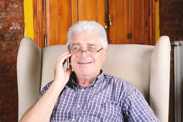 Old man talking on phone. — Stock Photo, Image