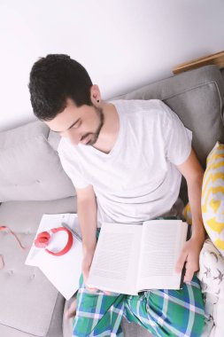 Genç adam çalışıyor..