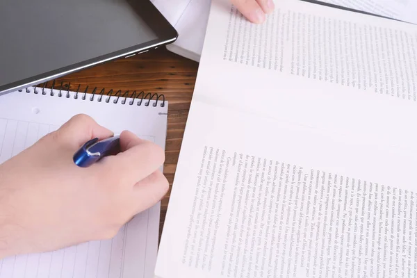 Man studying with tablet. — Stock Photo, Image