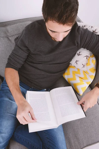 Man die een boek leest. — Stockfoto