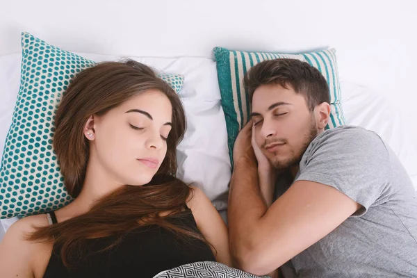 Casal dormindo na cama. — Fotografia de Stock