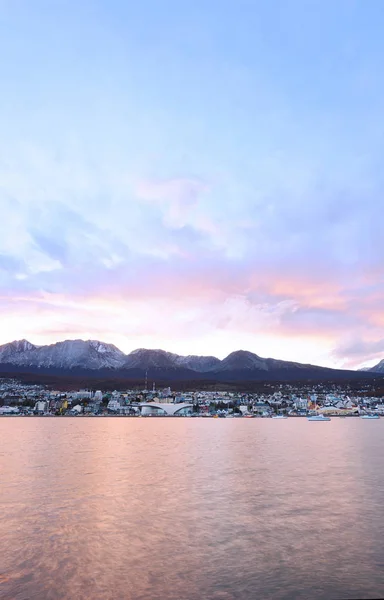 Cidade de Ushuaia ao pôr do sol . — Fotografia de Stock