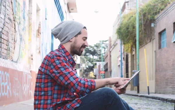 Mladý muž Latinské pomocí tablet — Stock fotografie