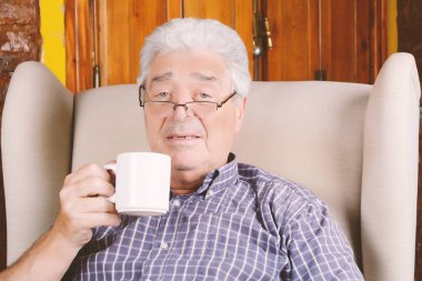 Yaşlı adam kahve içme.