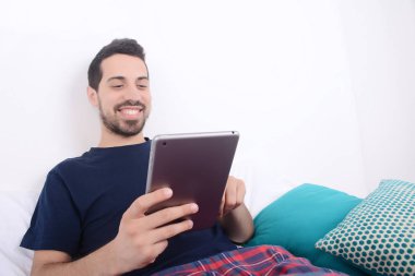 Adam yatakta tablet kullanma.