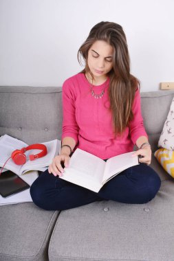 Çalışan genç kadın..