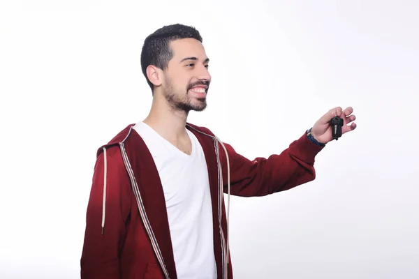 Retrato de jovem latino segurando chaves do carro . — Fotografia de Stock