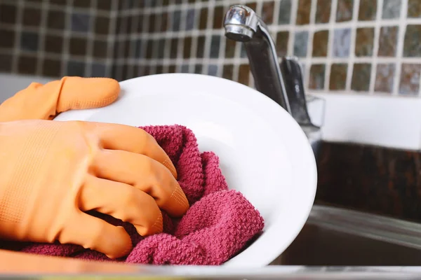 Руки в резиновых перчатках, моющие посуду ложкой — стоковое фото