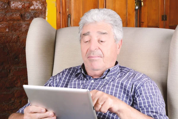 Hombre viejo usando tableta . — Foto de Stock