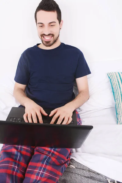 男人在床上使用笔记本电脑. — 图库照片