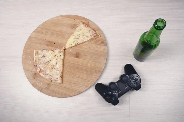 Pizza, snacks y cerveza con joystick . —  Fotos de Stock