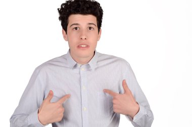 Adam kendini işaret.