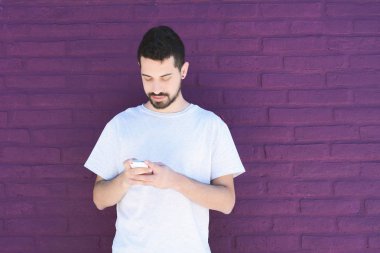 Latin adamın telefonunu yazarak.