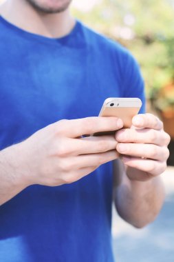 Latin adamın telefonunu yazarak.
