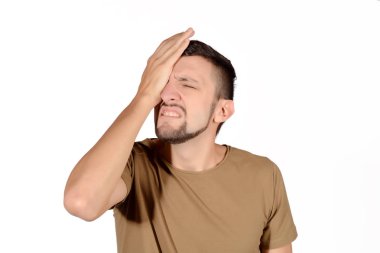 Genç adam için endişe.